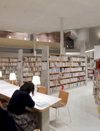 Neue Stadtbibliothek in Matsubara von MARU architecture
