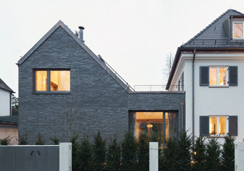 Foto eines Einfamilienhauses in Pullach mit dem Anbau von Händel Junghans Architekten