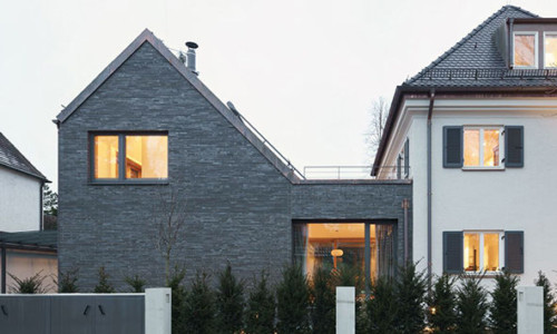 Foto eines Einfamilienhauses in Pullach mit dem Anbau von Händel Junghans Architekten