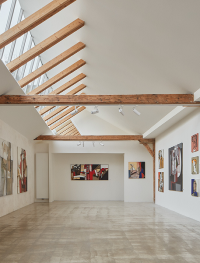 Yogastudio und Kunstgalerie in Brünn von RO_AR Szymon Rozwalka architects