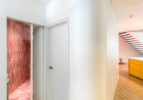 Die Pariser Architekten WY-TO konfektionierten eine 180 Quadratmeter große Wohnung in Singapur gemäß den Bedürfnissen ihres Bauherrenpaares und richteten diese komplett ein.