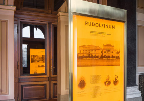 Eingangshalle des Rudolfinum in Prag 04