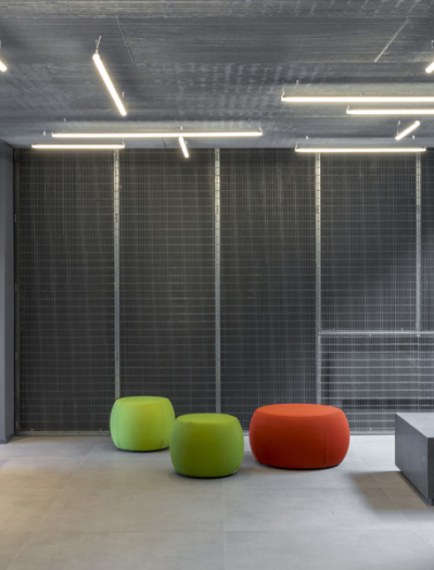 Neugestaltung der Empfangshalle eines Bürohauses in Rom von Punto Zero
