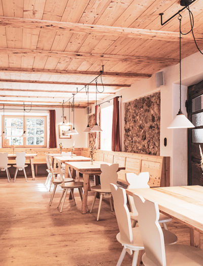 Renovierung der Frasdorfer Hütte in den Chiemgauer Alpen von BAND Architektur