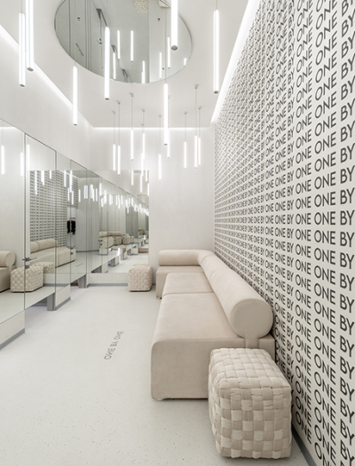 Showroom in Kiew von Between the Walls