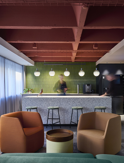 Arbeits- und Begegnungszone in Hürth von brandherm + krumrey interior architecture